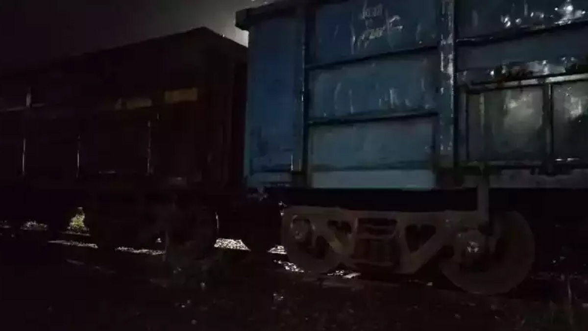 Train accident in Ernakulam; The bogies of the running goods train got