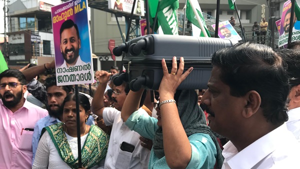 പെട്ടിയുമായി ആഘോഷം