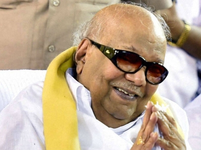 സ്വര്ണനിറമുള്ള ശവമഞ്ചം; കരുണാനിധി പറഞ്ഞപോലെ എഴുതി സ്വര്ണനിറമുള്ള ശവമഞ്ചം; കരുണാനിധി പറഞ്ഞപോലെ എഴുതി